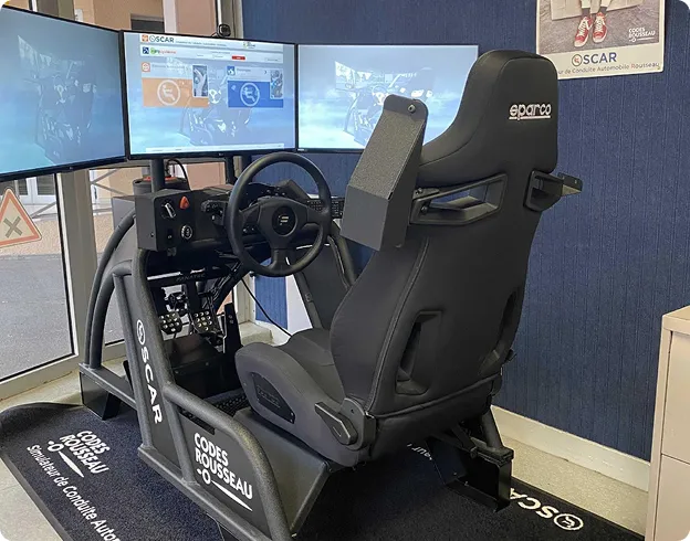 Simulateur de conduite automobile avec trois écrans, siège de course et pédales.
